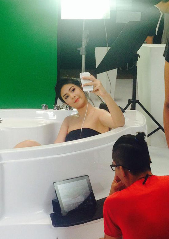 Khắc Việt đội mũ bảo hiểm, bịt khẩu trang kín mít khi đi xe máy Khắc Việt đội mũ bảo hiểm, bịt khẩu trang kín mít khi đi xe máy