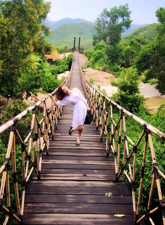 Khắc Việt đội mũ bảo hiểm, bịt khẩu trang kín mít khi đi xe máy Khắc Việt đội mũ bảo hiểm, bịt khẩu trang kín mít khi đi xe máy