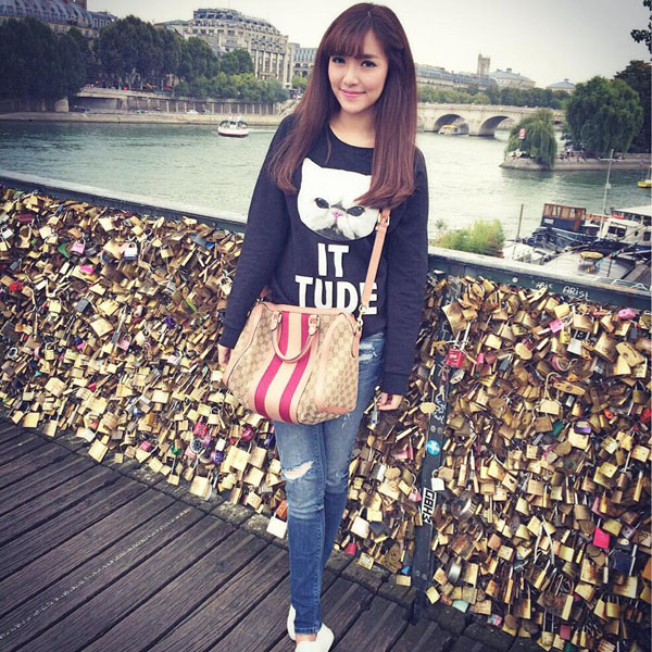 Khắc Việt đội mũ bảo hiểm, bịt khẩu trang kín mít khi đi xe máy Khắc Việt đội mũ bảo hiểm, bịt khẩu trang kín mít khi đi xe máy