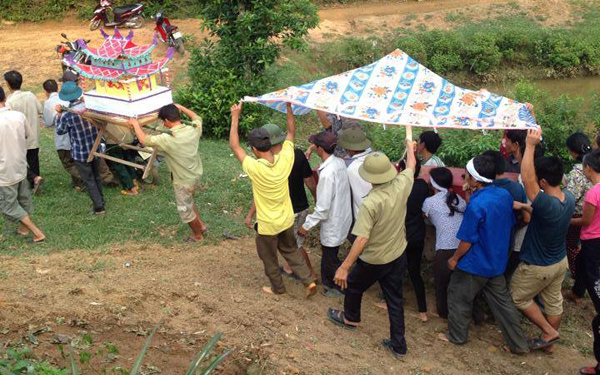 Bị đói, cháu bé lớp 3 trượt chân chết đuối