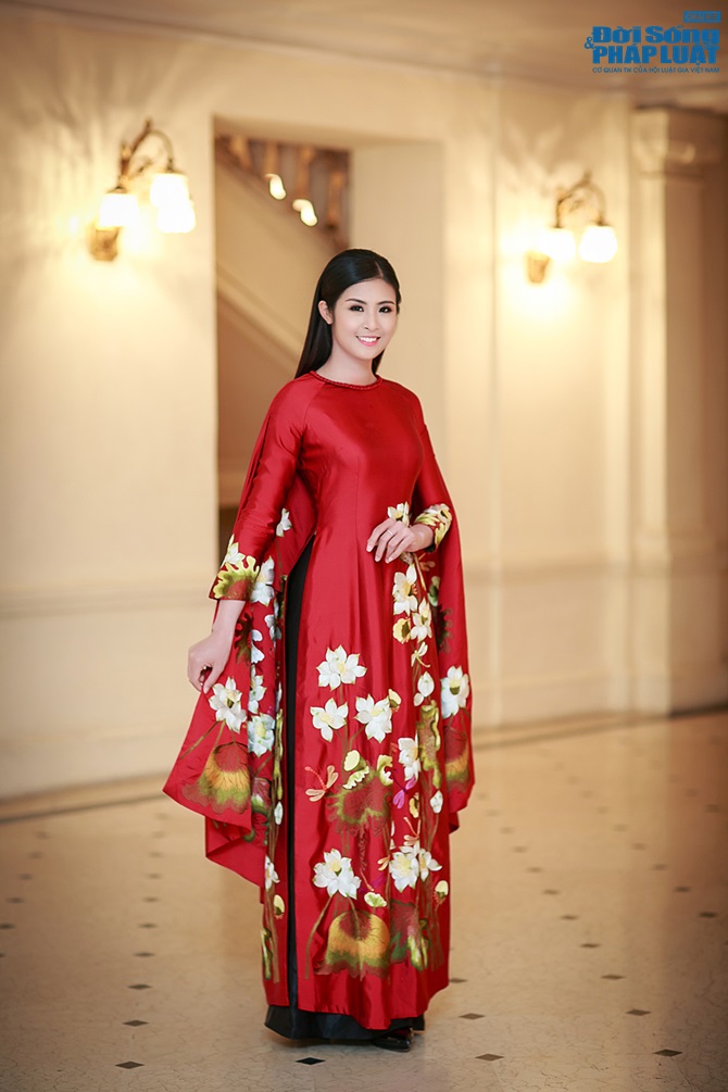 Ngọc Hân duyên dáng trong tà áo dài cách điệu 