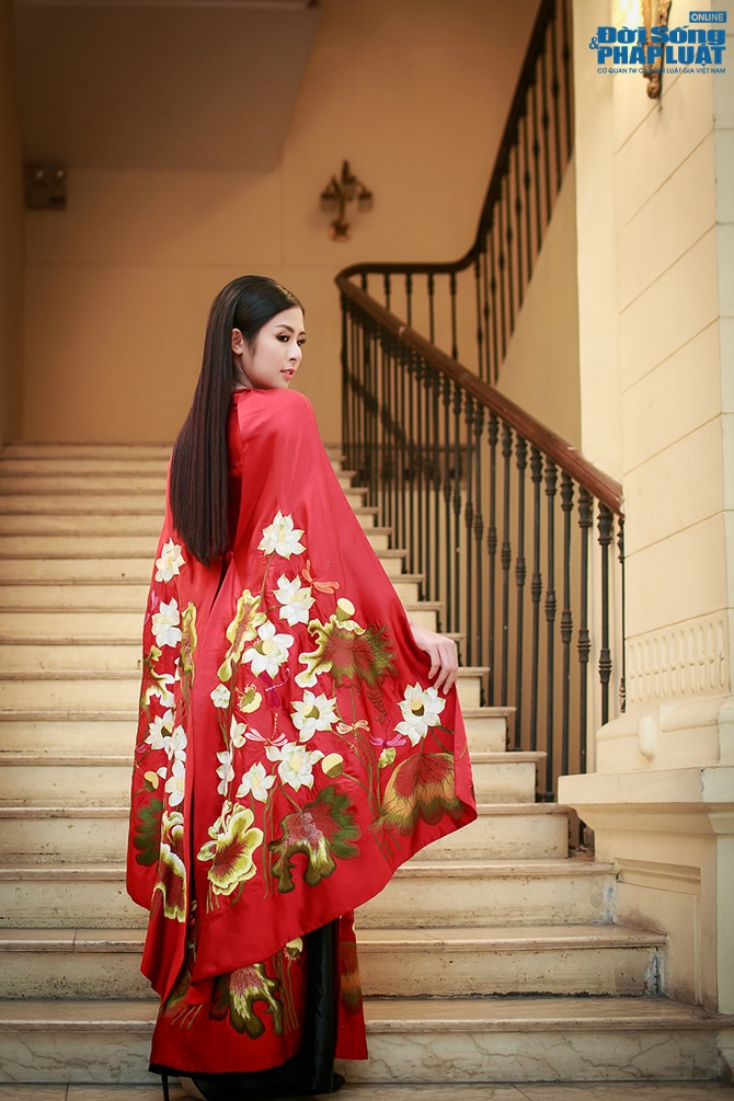 Ngọc Hân duyên dáng trong tà áo dài cách điệu 