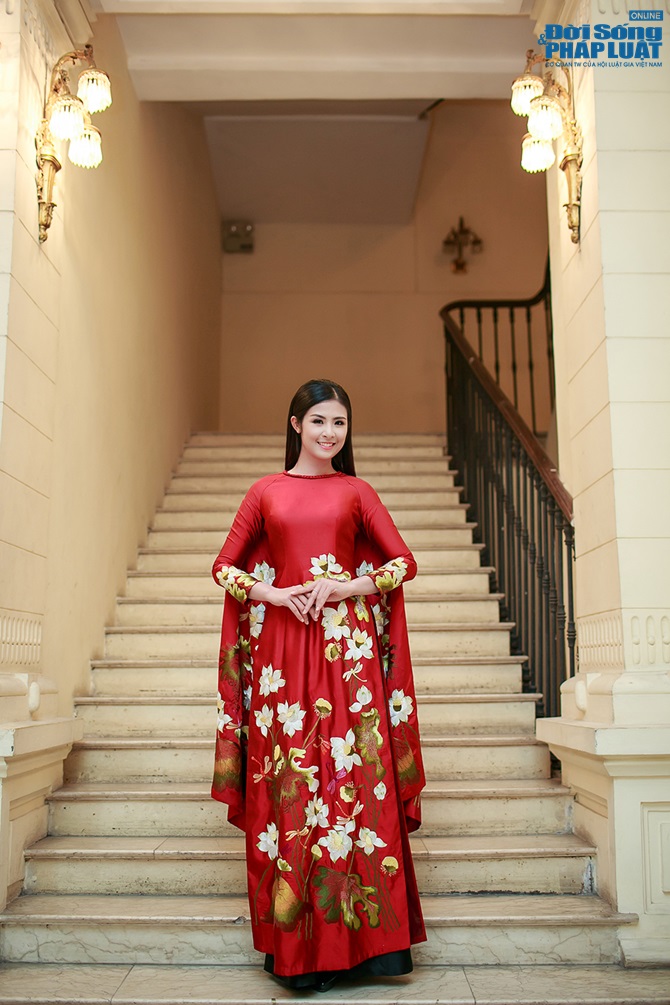 Ngọc Hân duyên dáng trong tà áo dài cách điệu 