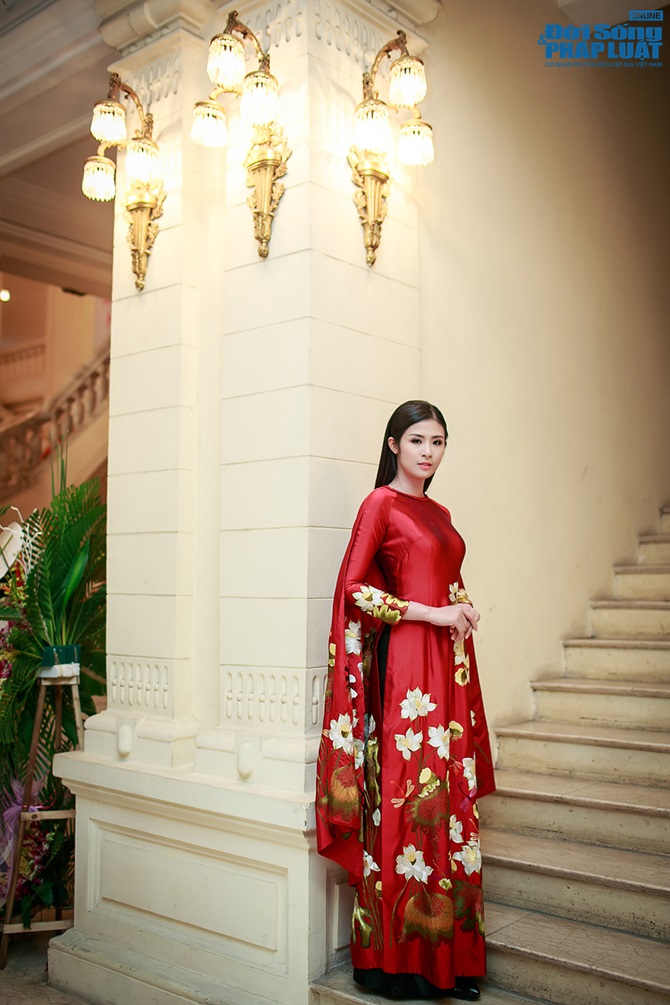Ngọc Hân duyên dáng trong tà áo dài cách điệu 