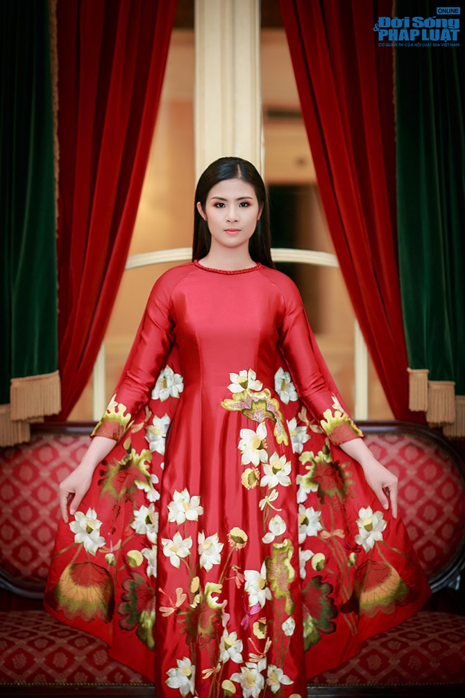 Ngọc Hân duyên dáng trong tà áo dài cách điệu 