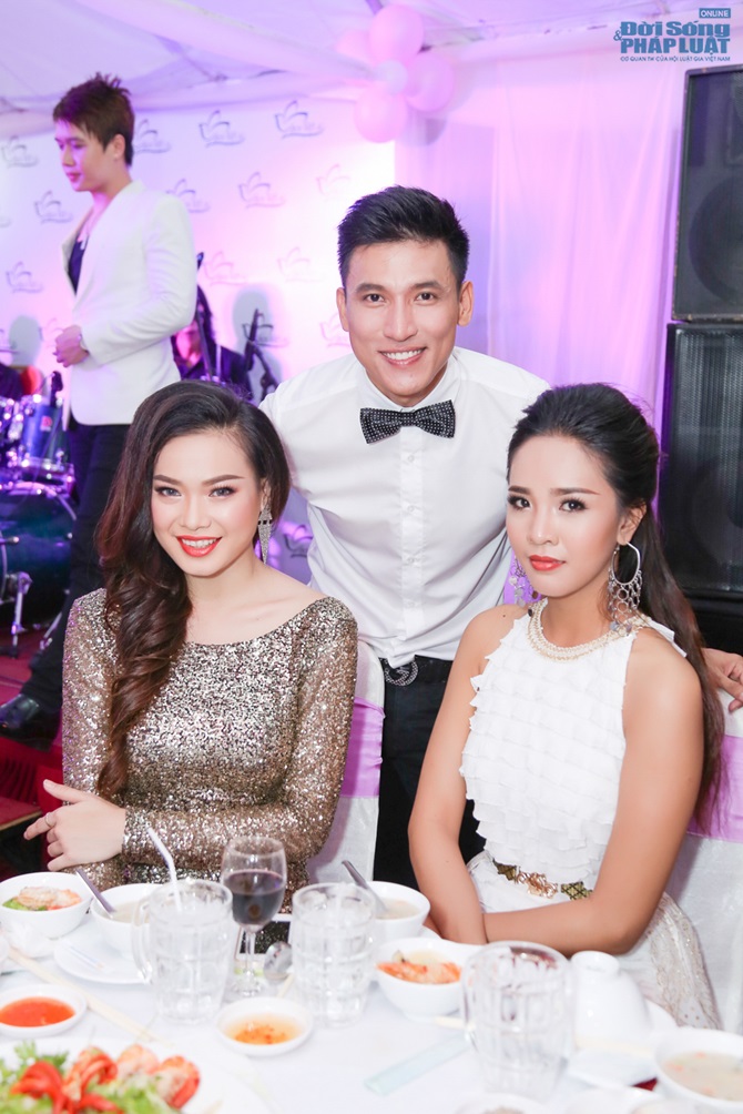 Hoa hậu Thu Hoài tự tin khoe dáng bên dàn mỹ nam