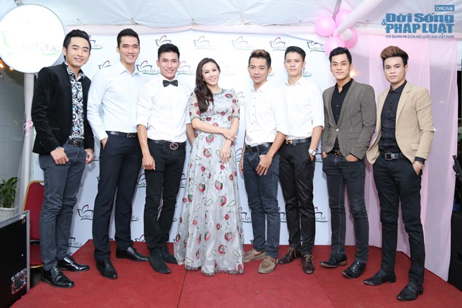 Hoa hậu Thu Hoài tự tin khoe dáng bên dàn mỹ nam