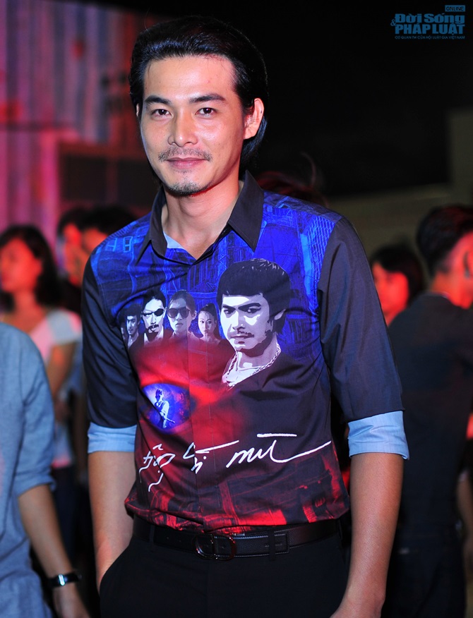 Vợ chồng Jennifer Phạm hào hứng đi xem “Hiệp sĩ mù”