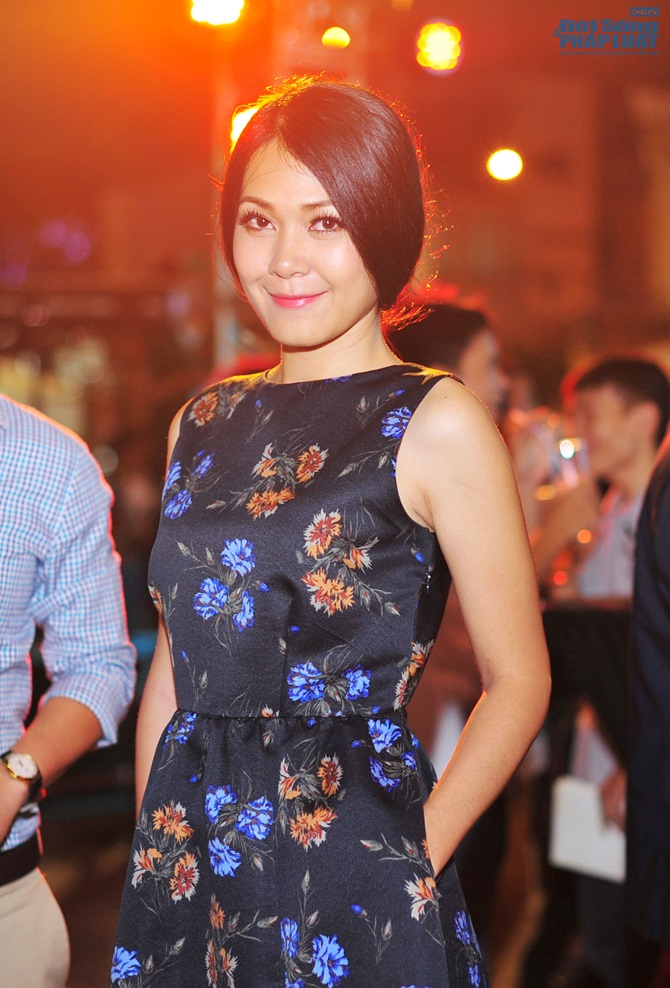 Vợ chồng Jennifer Phạm hào hứng đi xem “Hiệp sĩ mù”