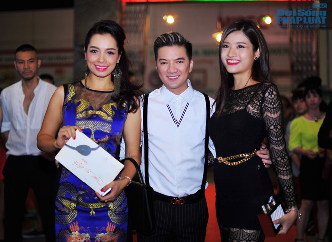 Vợ chồng Jennifer Phạm hào hứng đi xem “Hiệp sĩ mù”