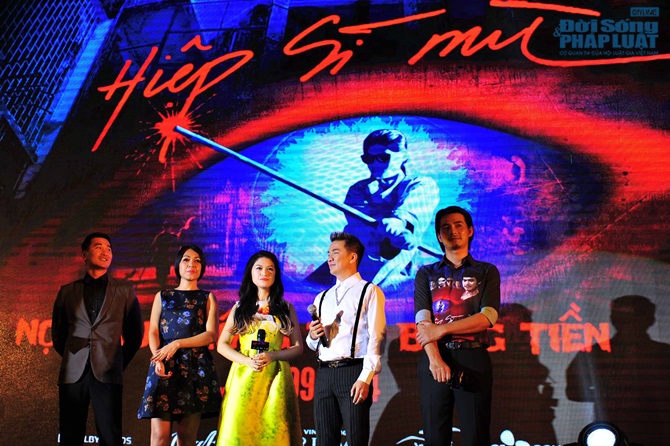 Vợ chồng Jennifer Phạm hào hứng đi xem “Hiệp sĩ mù”