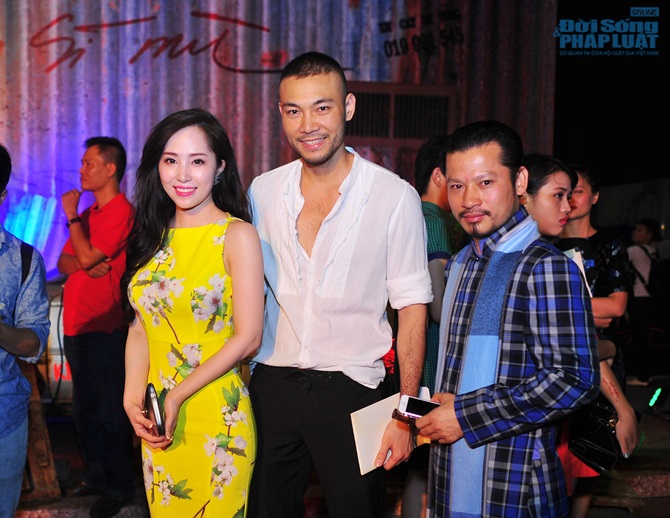 Vợ chồng Jennifer Phạm hào hứng đi xem “Hiệp sĩ mù”