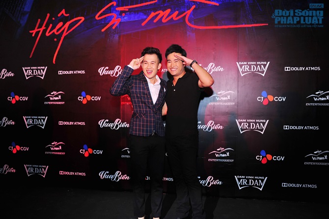 Vợ chồng Jennifer Phạm hào hứng đi xem “Hiệp sĩ mù”