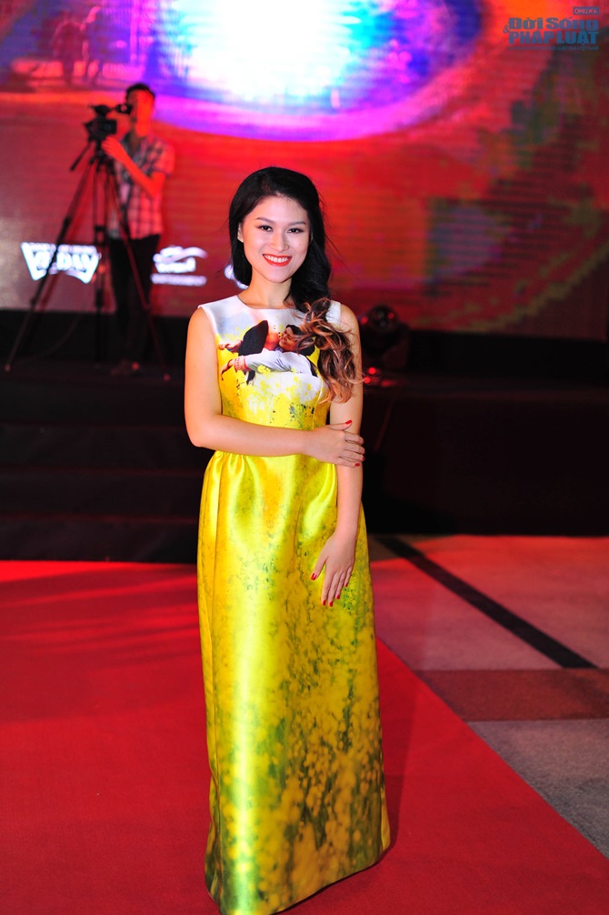 Vợ chồng Jennifer Phạm hào hứng đi xem “Hiệp sĩ mù”