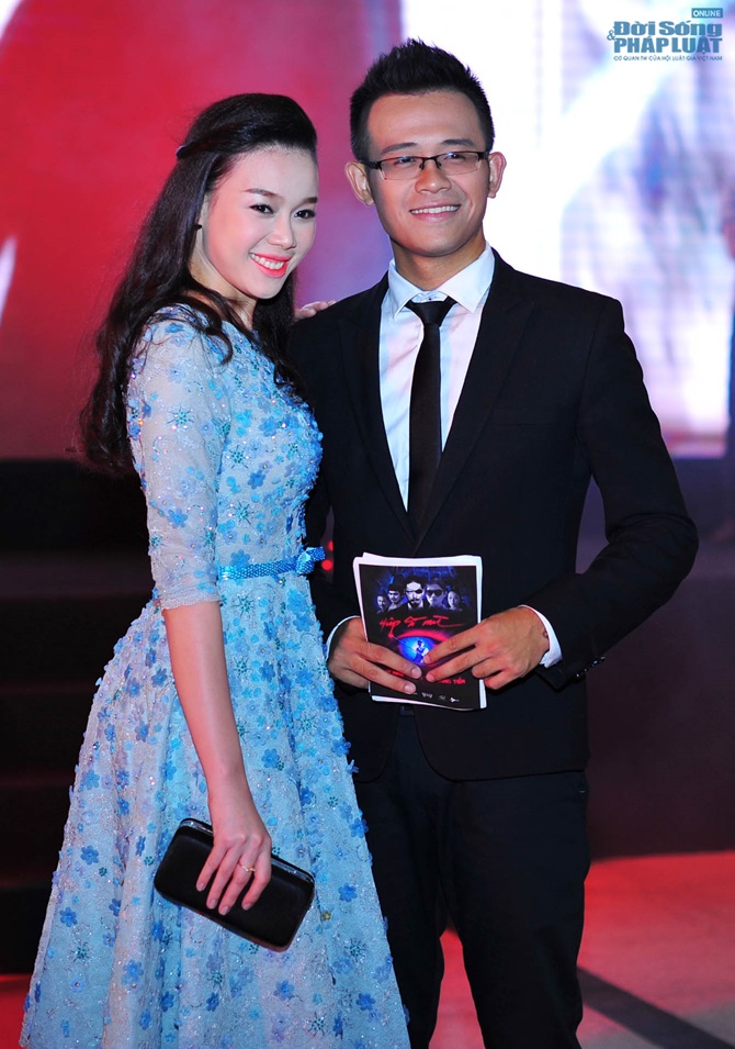 Vợ chồng Jennifer Phạm hào hứng đi xem “Hiệp sĩ mù”