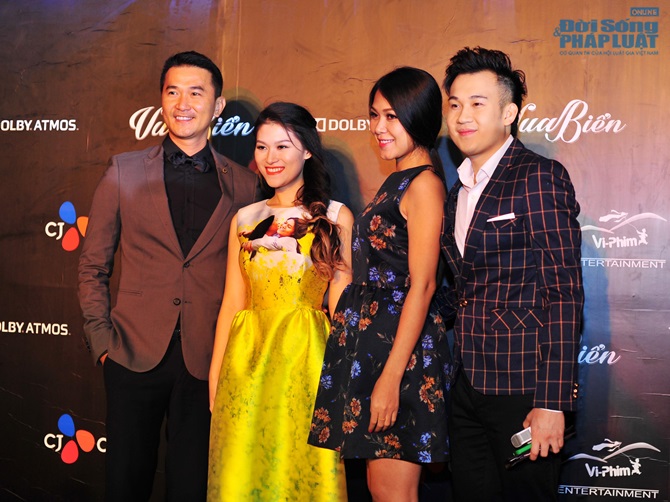 Vợ chồng Jennifer Phạm hào hứng đi xem “Hiệp sĩ mù”