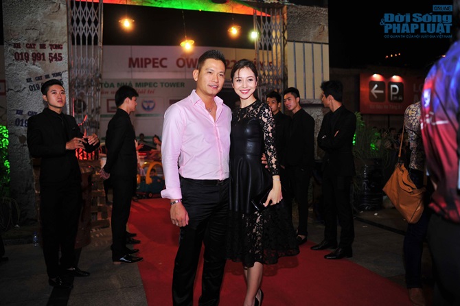 Vợ chồng Jennifer Phạm hào hứng đi xem “Hiệp sĩ mù”