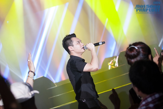 Tuấn Hưng, Khắc Việt ăn bánh mỳ lót dạ trước giờ diễn