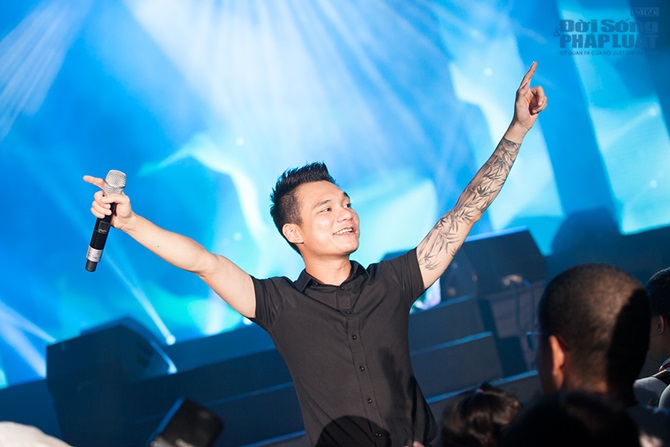 Tuấn Hưng, Khắc Việt ăn bánh mỳ lót dạ trước giờ diễn