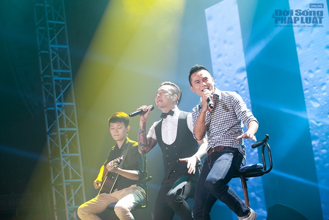 Tuấn Hưng, Khắc Việt ăn bánh mỳ lót dạ trước giờ diễn