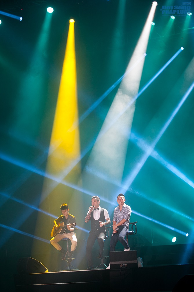 Tuấn Hưng, Khắc Việt ăn bánh mỳ lót dạ trước giờ diễn