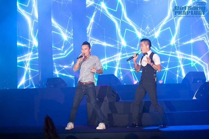 Tuấn Hưng, Khắc Việt ăn bánh mỳ lót dạ trước giờ diễn