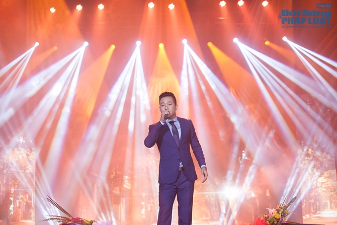 Tuấn Hưng, Khắc Việt ăn bánh mỳ lót dạ trước giờ diễn