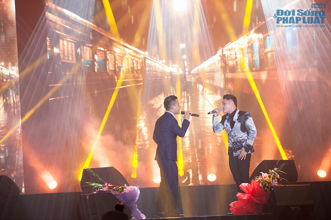 Tuấn Hưng, Khắc Việt ăn bánh mỳ lót dạ trước giờ diễn