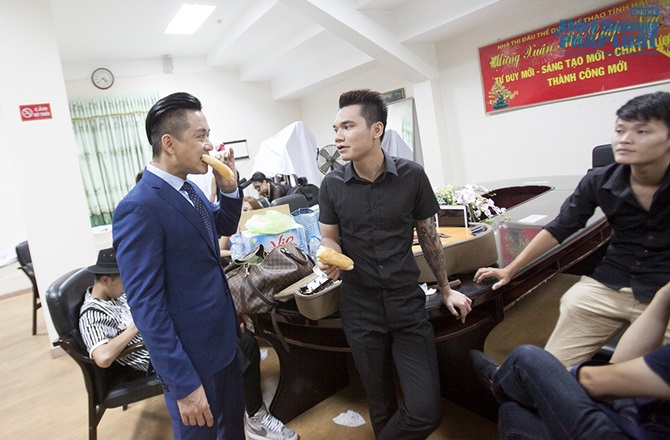 Tuấn Hưng, Khắc Việt ăn bánh mỳ lót dạ trước giờ diễn