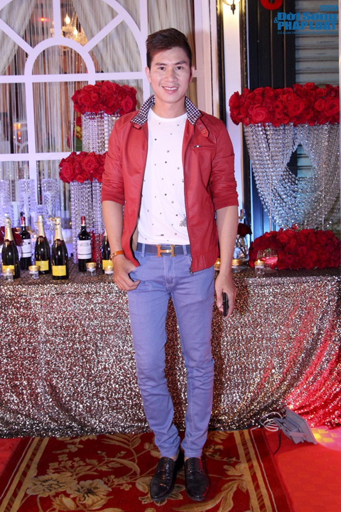 Kenny Sang ôm thú cưng đi sự kiện nhé