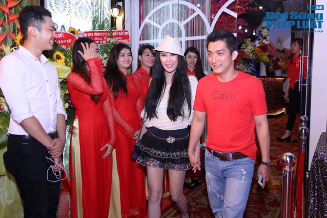 Phi Thanh Vân đi sự kiện với thân hình gầy gò vì ốm nghén 