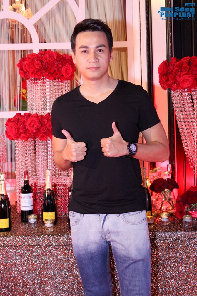 Kenny Sang ôm thú cưng đi sự kiện nhé