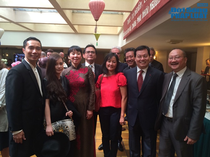 NTK Đỗ Trịnh Hoài Nam và học trò mừng Quốc khánh tại Pháp