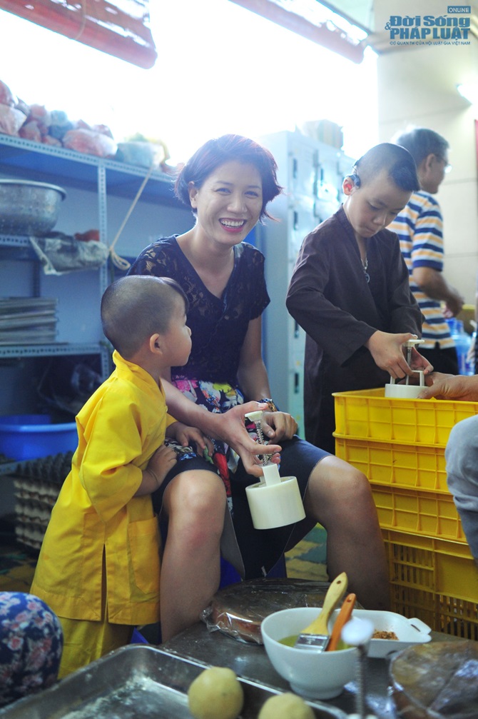 Văn Mai Hương, Ngọc Thanh Tâm làm bánh trung thu cho người nghèo