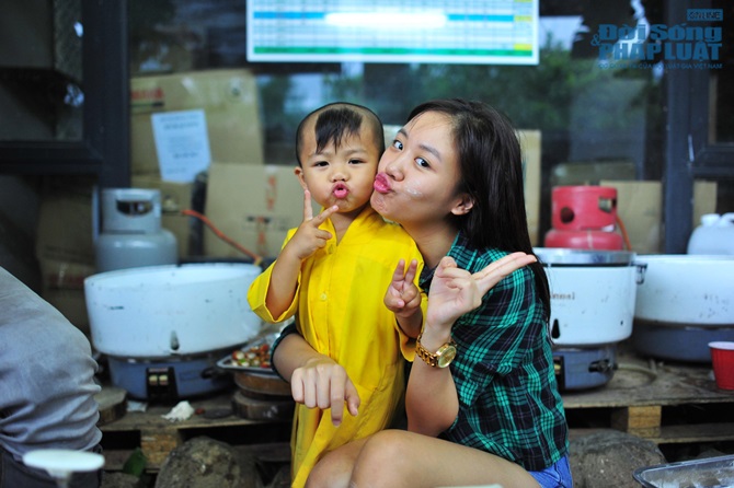 Văn Mai Hương, Ngọc Thanh Tâm làm bánh trung thu cho người nghèo
