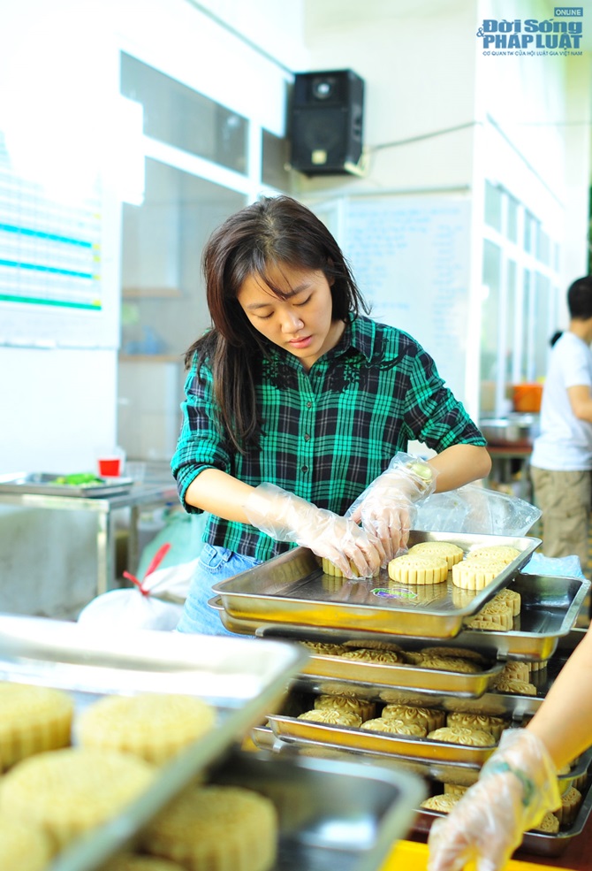 Văn Mai Hương, Ngọc Thanh Tâm làm bánh trung thu cho người nghèo