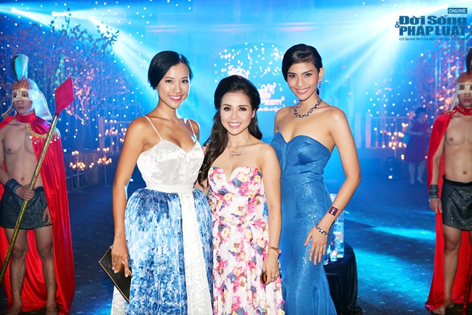 Trương Thị May tự tin đọ dáng bên Hoa khôi xứ Hàn