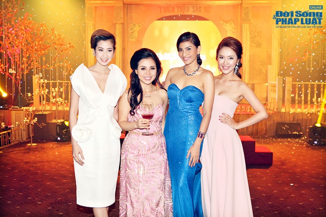 Trương Thị May tự tin đọ dáng bên Hoa khôi xứ Hàn