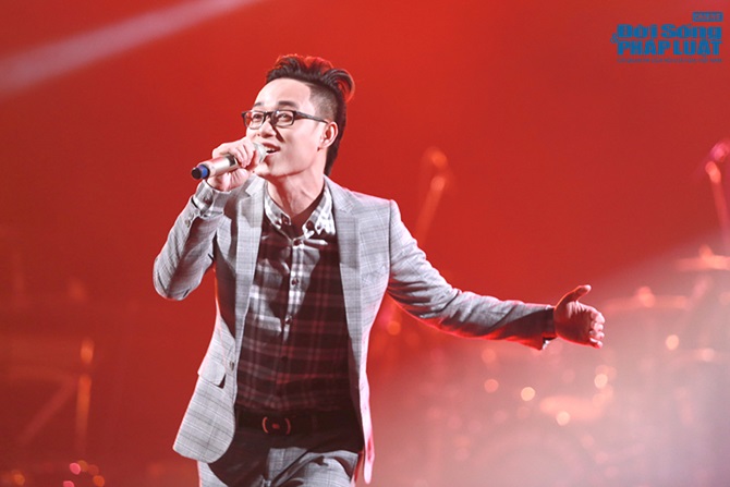 Fans nhí lên sân khấu múa phụ họa cho Tùng Dương