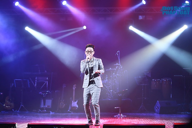 Fans nhí lên sân khấu múa phụ họa cho Tùng Dương