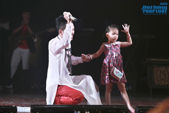 Fans nhí lên sân khấu múa phụ họa cho Tùng Dương