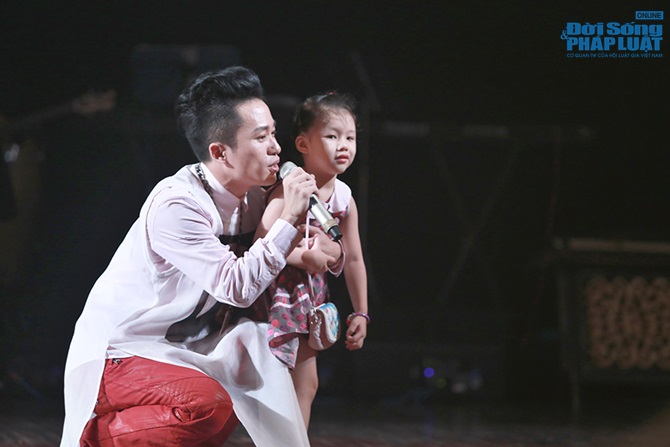 Fans nhí lên sân khấu múa phụ họa cho Tùng Dương