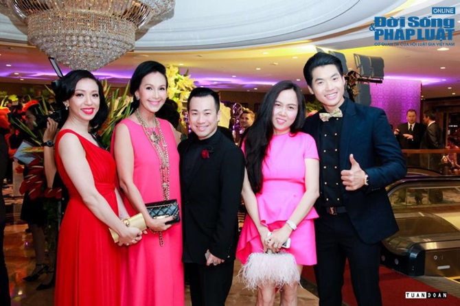 Mr Đàm bảnh bao xuất hiện bên người phụ nữ mà anh 