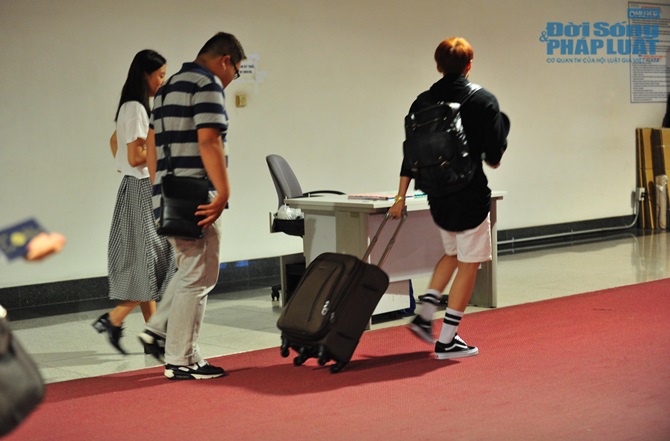 Văn Mai Hương ra sân bay tiễn Sơn Tùng M-TP đi lưu diễn Châu Âu