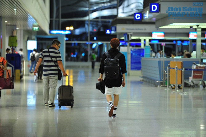 Văn Mai Hương ra sân bay tiễn Sơn Tùng M-TP đi lưu diễn Châu Âu