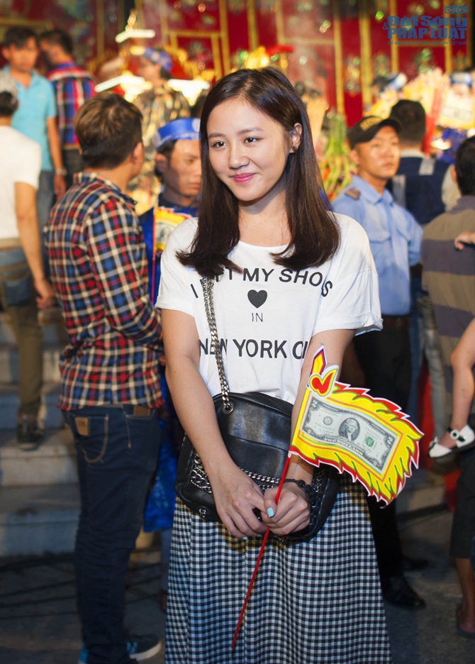 Văn Mai Hương ra sân bay tiễn Sơn Tùng M-TP đi lưu diễn Châu Âu