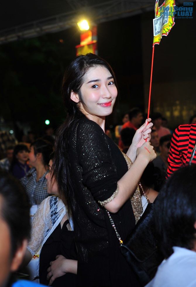 Văn Mai Hương ra sân bay tiễn Sơn Tùng M-TP đi lưu diễn Châu Âu