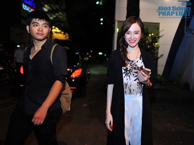 Văn Mai Hương ra sân bay tiễn Sơn Tùng M-TP đi lưu diễn Châu Âu