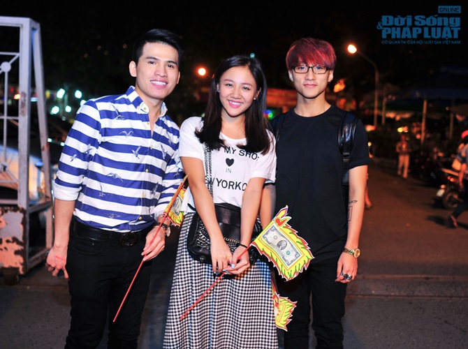 Văn Mai Hương ra sân bay tiễn Sơn Tùng M-TP đi lưu diễn Châu Âu