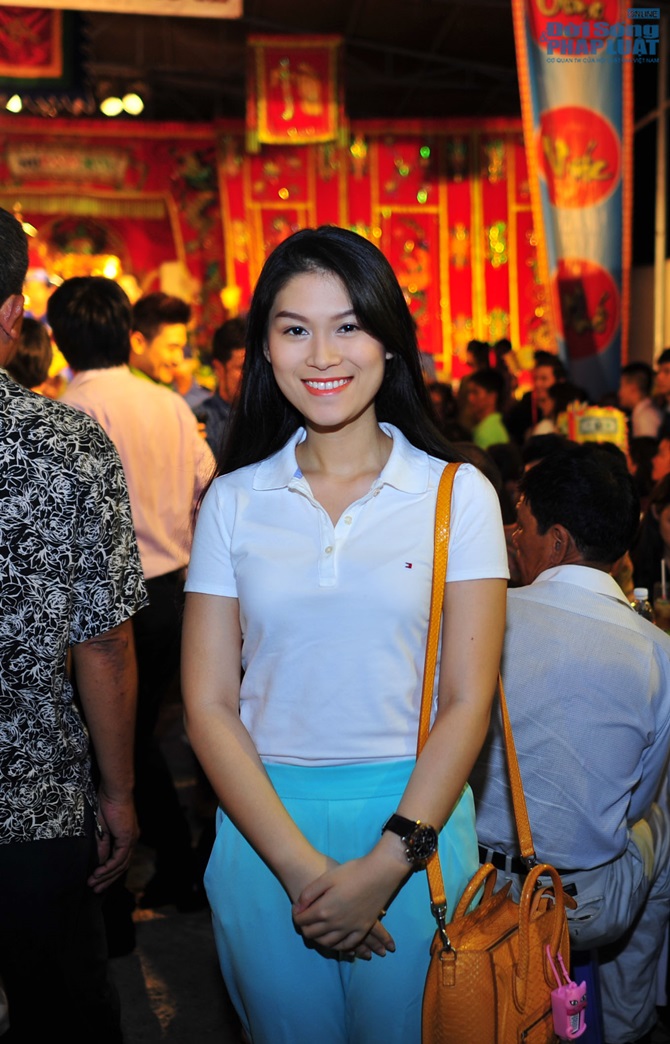 Văn Mai Hương ra sân bay tiễn Sơn Tùng M-TP đi lưu diễn Châu Âu